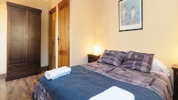 4 slaapkamers, een bureau, een strijkplank/strijkijzer, reisbedje
