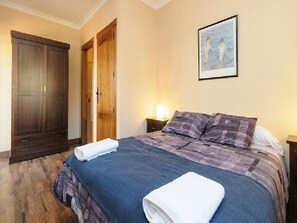 4 bedrooms, desk, iron/ironing board, travel cot