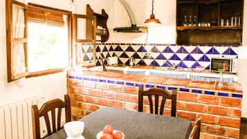 Køleskab, mikrobølgeovn, kaffe-/temaskine, elkedel