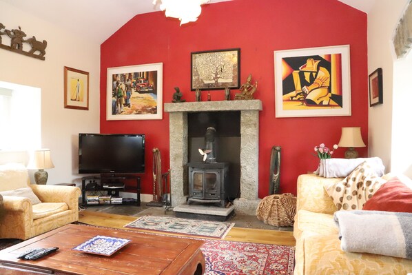 Smart TV, fireplace, DVD player, books - 18th Century Mill House in a Courtyard Setting (.)