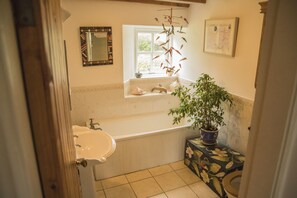 Baignoire, serviettes fournies, savon, shampoing