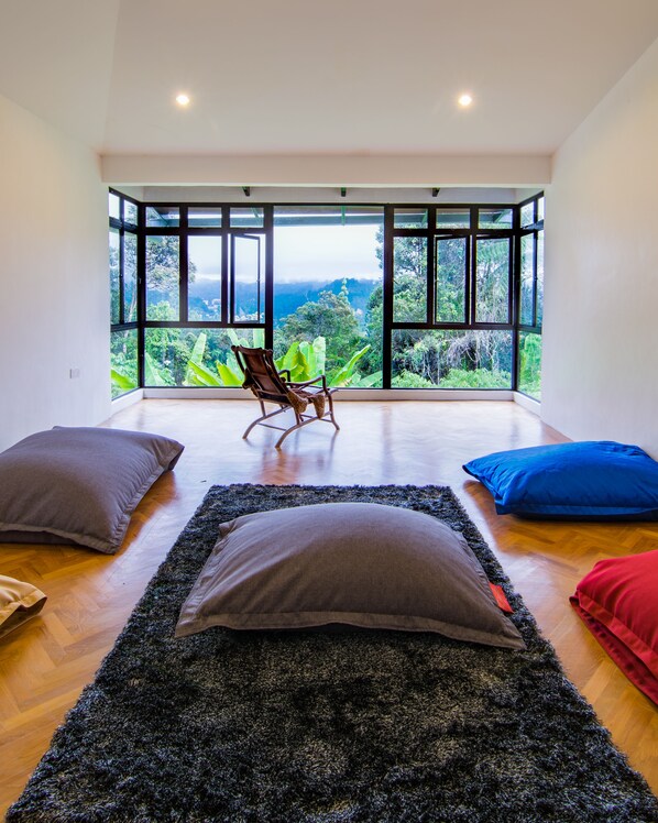 4 bedrooms, desk, iron/ironing board