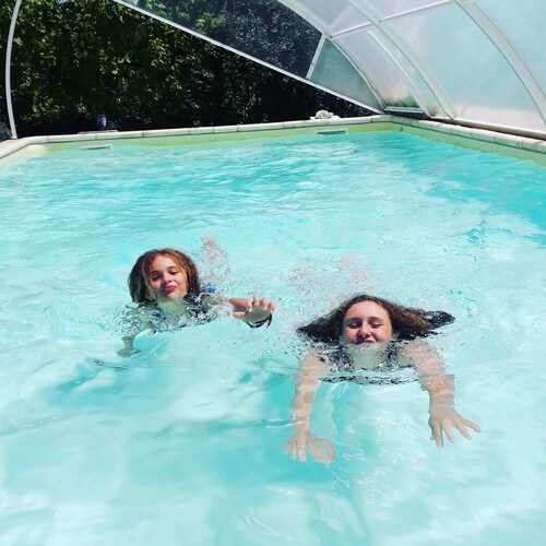 Cosy 3 bedrooms home . Private pool. Private garden. free WiFi. Shops near by 