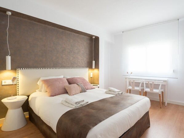 2 bedrooms, iron/ironing board, internet, bed sheets