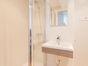 Bathtub, hair dryer, towels