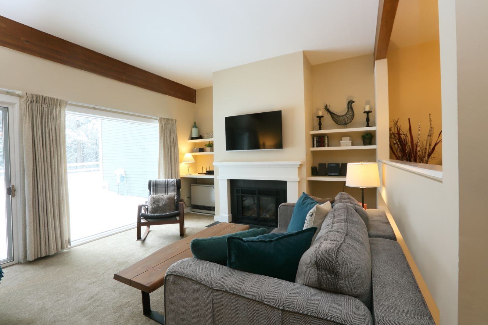 House | Living room | Flat-screen TV, fireplace, DVD player