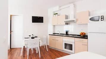 Geladeira, micro-ondas, fogão, lava-louças