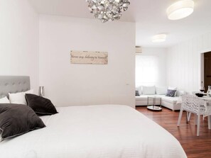 Iron/ironing board, Internet, bed sheets