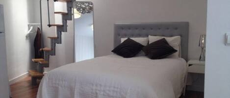 Strygejern/strygebræt, internetforbindelse, sengetøj