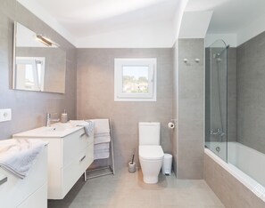 Bathtub, hair dryer - Sa Mina. Spectacular finca with private pool Selva. (Selva)