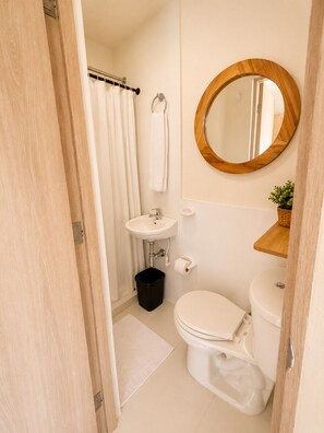Habitación superior | Baño | Ducha, artículos de higiene personal gratuitos, toallas y jabón