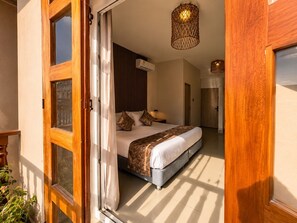 Habitación superior, 1 cama de matrimonio grande, balcón | Caja fuerte, tabla de planchar con plancha, wifi gratis y ropa de cama