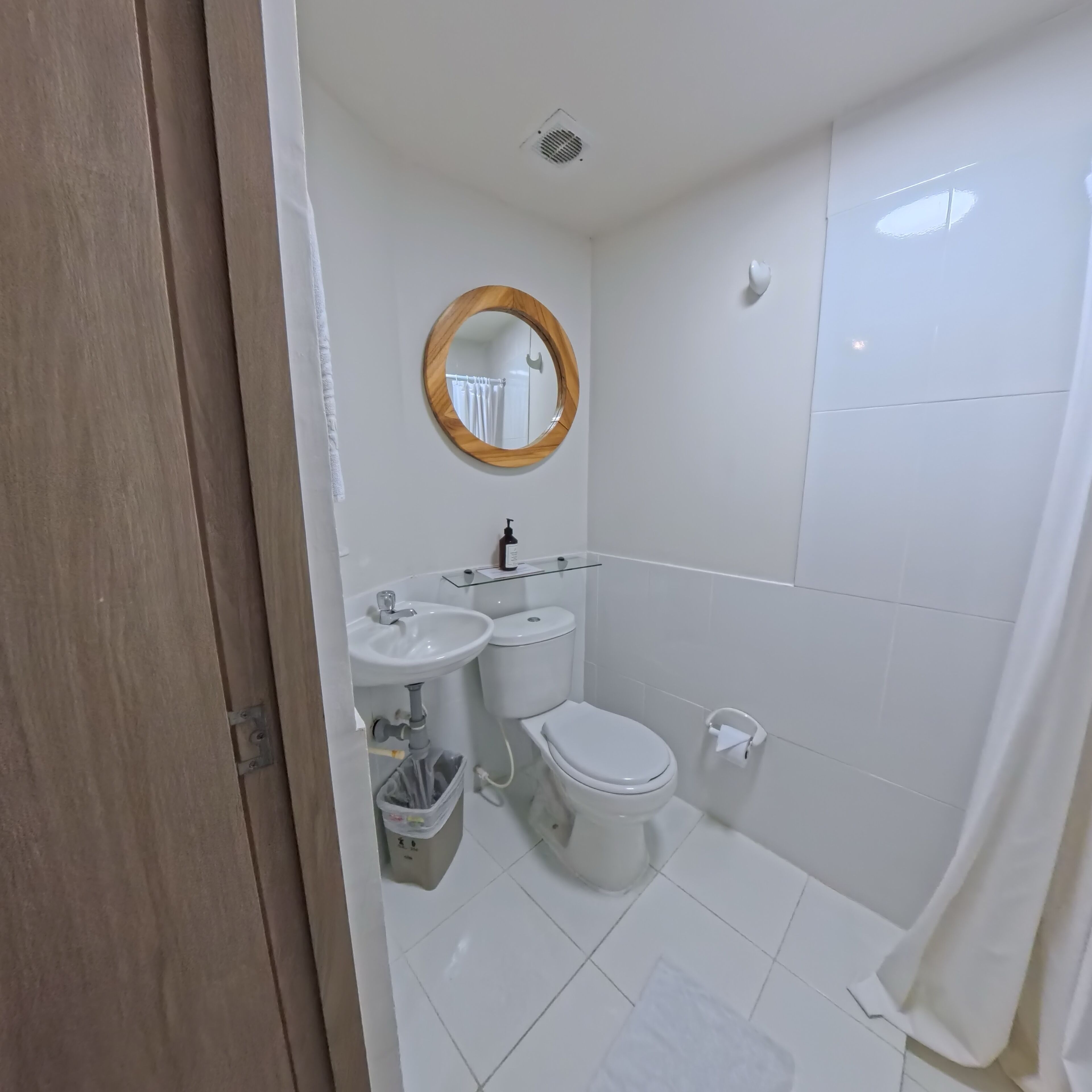 Economy Room | Bilik Mandi | Pancuran mandi, kelengkapan dandanan diri percuma, tuala disediakan 