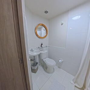 經濟客房 | 浴室 | 淋浴設備、免費梳洗用品、提供毛巾、番梘