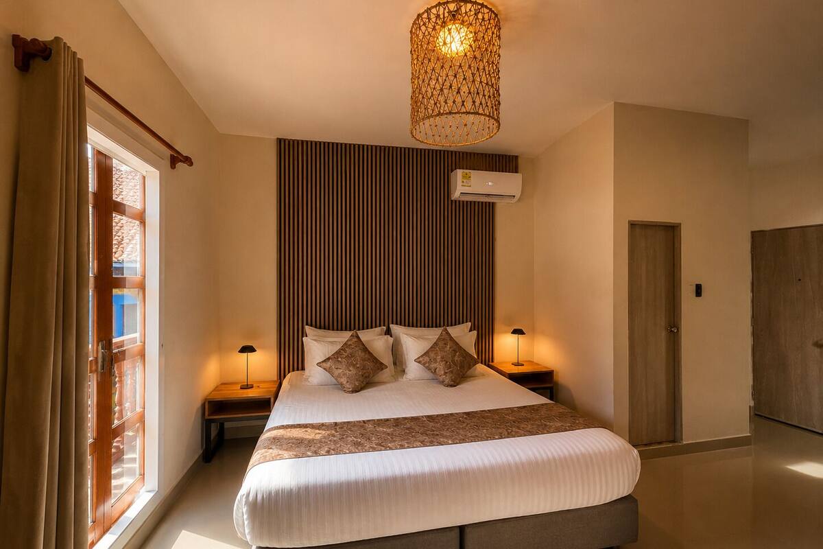 Kamar Superior, 1 Tempat Tidur King, balkon | Brankas, setrika/meja setrika, Wi-Fi gratis, dan seprai linen