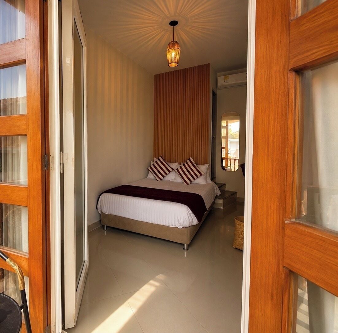 Quarto urbano, 1 cama de casal, sacada, vista para a cidade | Cofres nos quartos, ferros/tábuas de passar roupa, Wi-Fi de cortesia