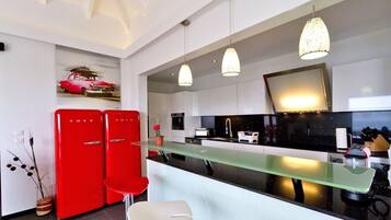 Geladeira, micro-ondas, fogão, cooktop