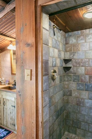 Dusche, Whirlpool, Haartrockner, Handtücher