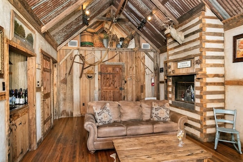 Livery Stable | 2/1 Cabin | Close to Town | Whirlpool Tub