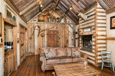Livery Stable | 2/1 Cabin | Close to Town | Whirlpool Tub
