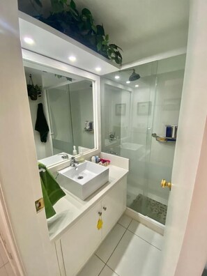 Dusche, Haartrockner, Bidet, Handtücher
