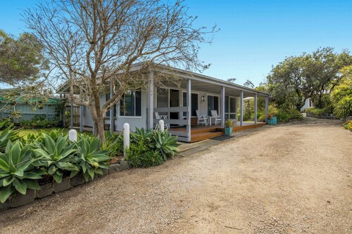 MEDITERRANEAN - STYLE ESCAPE IN SORRENTO & SUPERB OUTDOOR STONE PIZZA OVEN