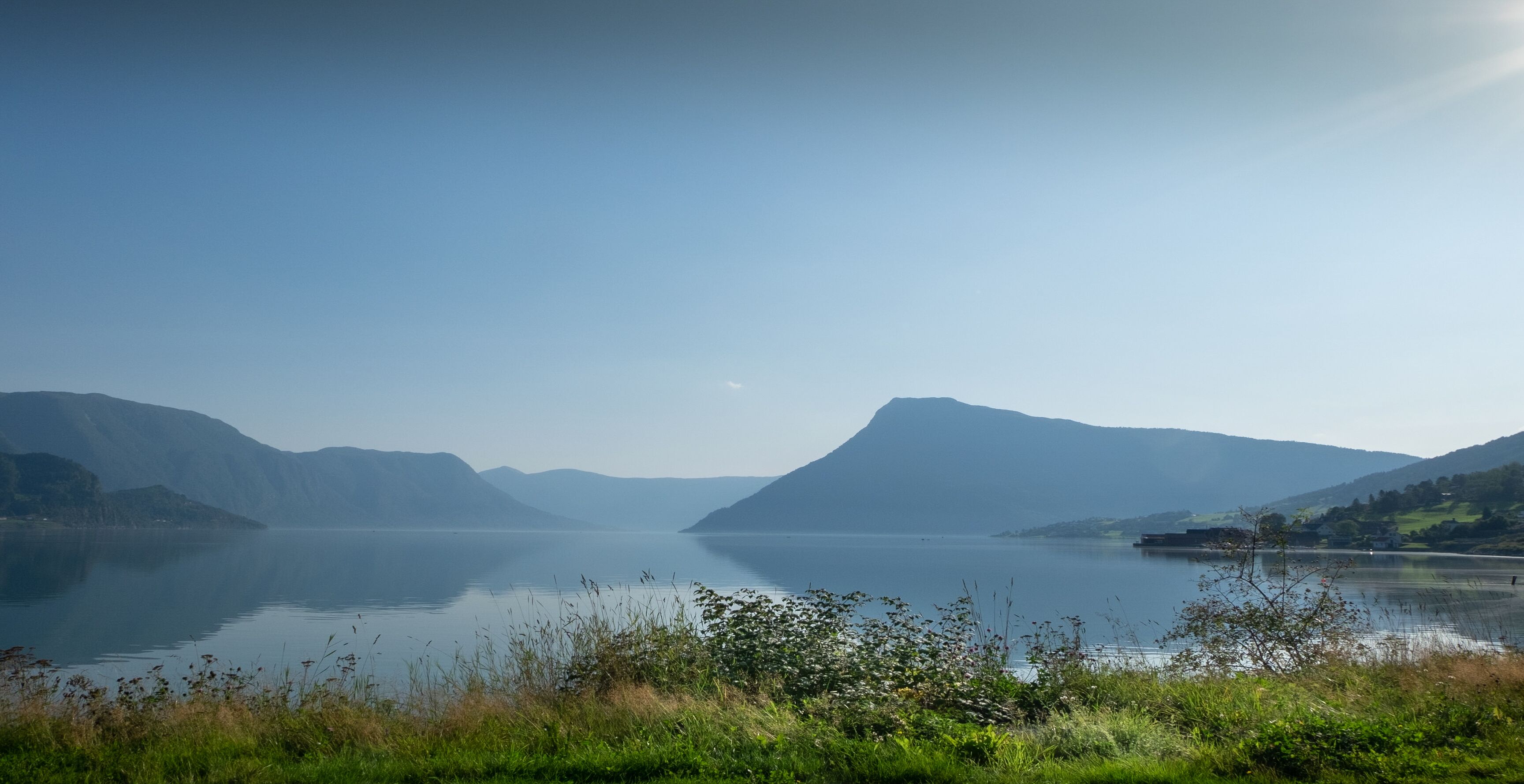 Um lago tranquilo rodeado por montanhas.