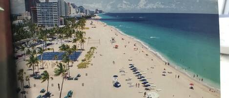 Vlak bij het strand, ligstoelen aan het strand, strandlakens