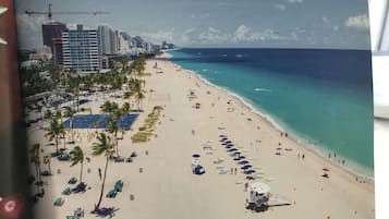 Una playa cerca, sillas reclinables de playa, toallas de playa