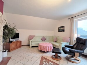 TV - Vacation apartment upstairs - Ischmund: Cozy vacation apartment in the far north (Oeversee)