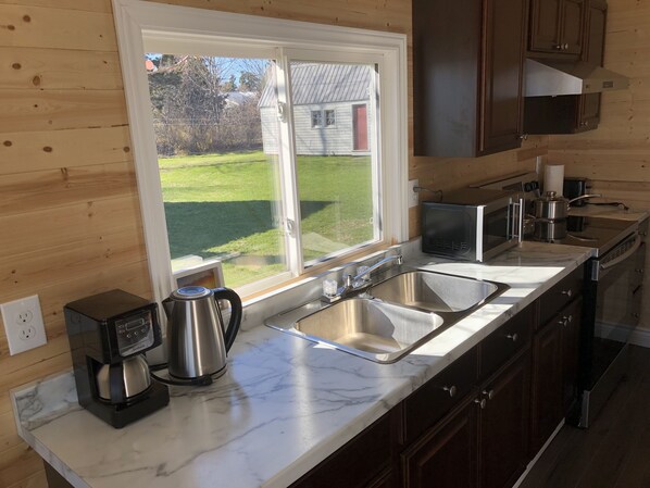 Fridge, microwave, oven, stovetop - Waterfront honeymoon holiday home (York)