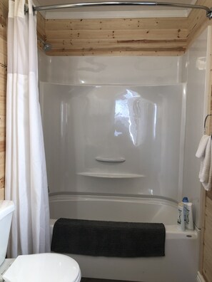 Badewanne, Haartrockner, Handtücher, Seife
