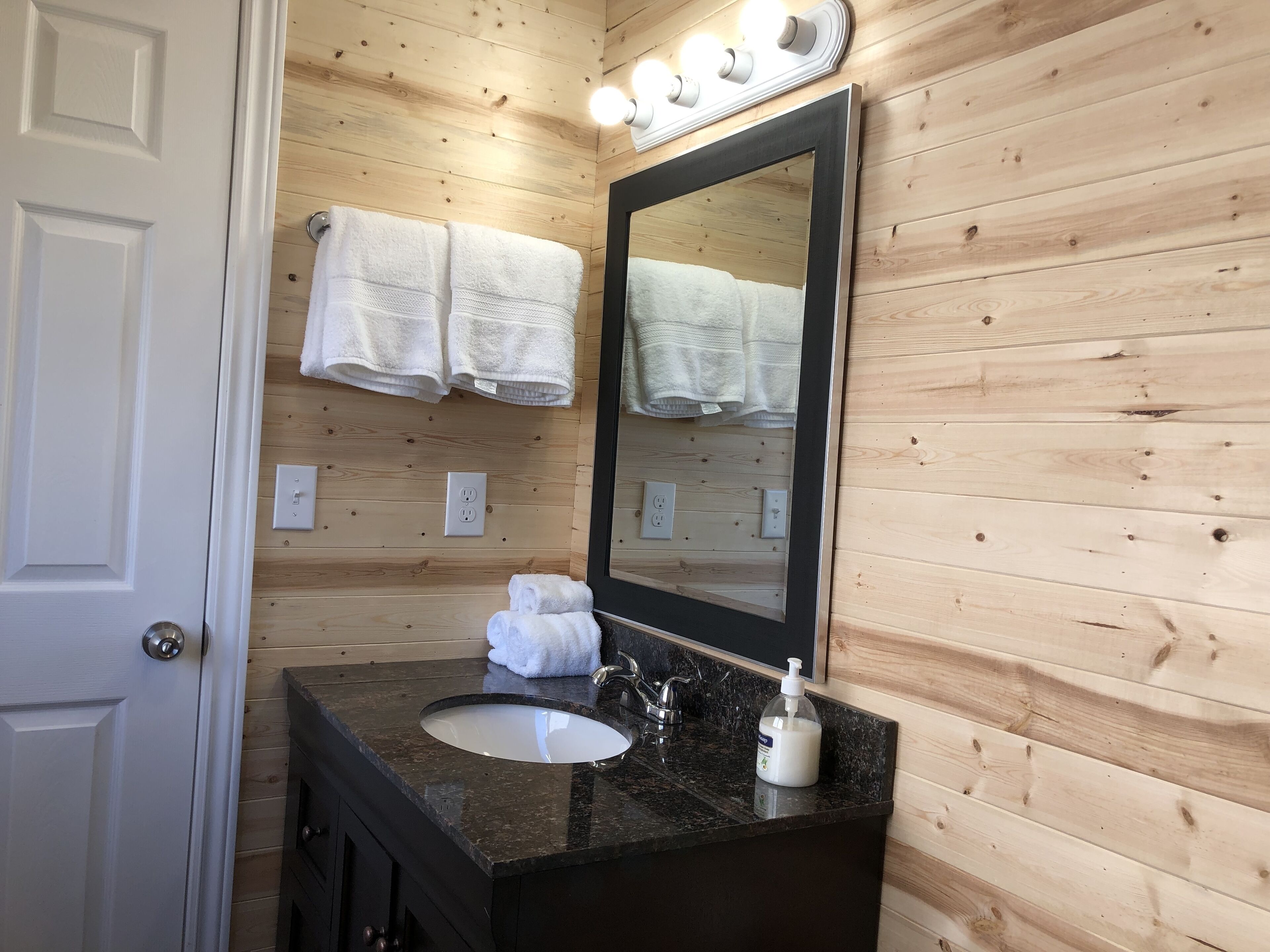 浴槽、ヘアドライヤー、タオル、石鹸