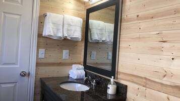 浴槽、ヘアドライヤー、タオル、石鹸