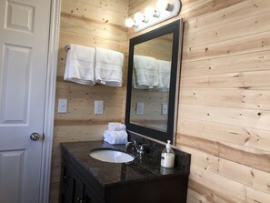 Bathtub, hair dryer, towels, soap - Waterfront honeymoon holiday home (York)