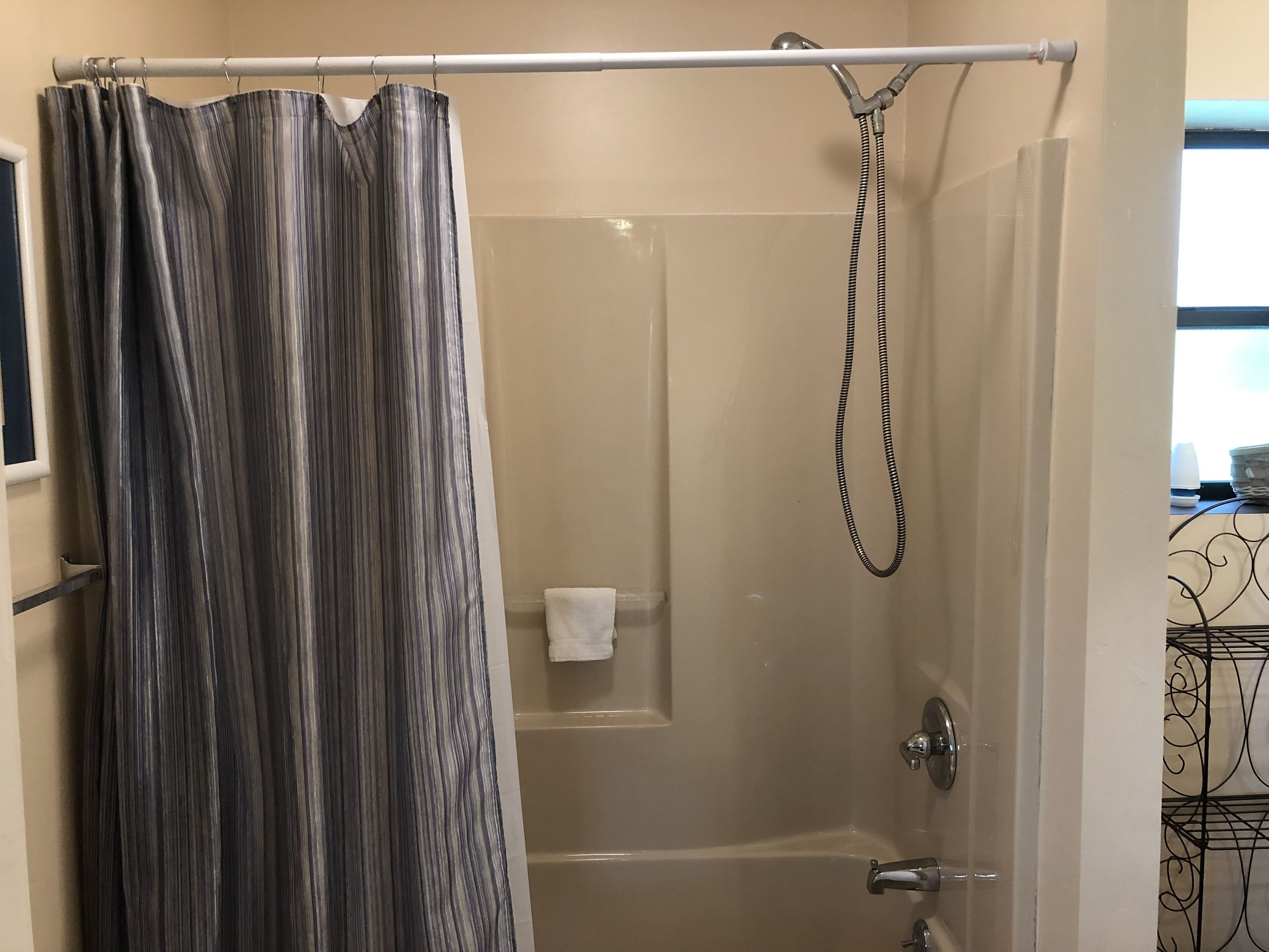 Ensemble douche/baignoire, sèche-cheveux, serviettes fournies, savon