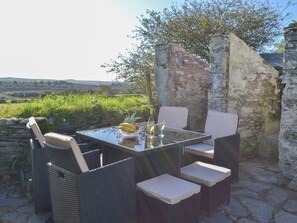 Outdoor dining - 4 bedroom accommodation in Delabole, near Tintagel (Delabole, near Tintagel)
