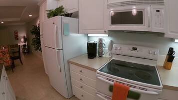 Comfort Townhome | Private kitchen | Full-sized fridge, microwave, oven, stovetop