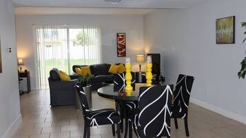 Comfort Townhome | In-room dining