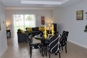 Townhouse Comfort | Makan di kamar