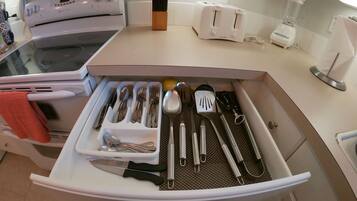 Comfort Townhome | Private kitchen | Full-sized fridge, microwave, oven, stovetop