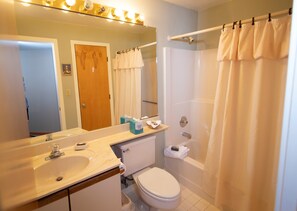 Toallas, jabón y papel higiénico