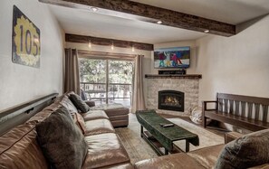 Een smart-tv, een open haard, een dvd-speler en boeken