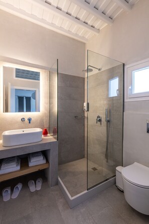 Dusche, Haartrockner, Hausschuhe, Handtücher