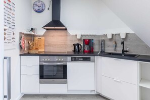 Kühlschrank, Geschirrspüler, Wasserkocher mit Kaffee-/Teezubehör