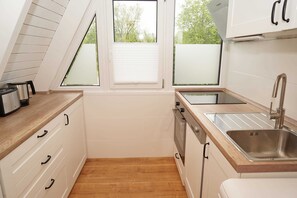 Frigorifero, forno, lavastoviglie, seggiolone