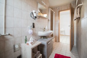 Dusche, Haartrockner, Handtücher