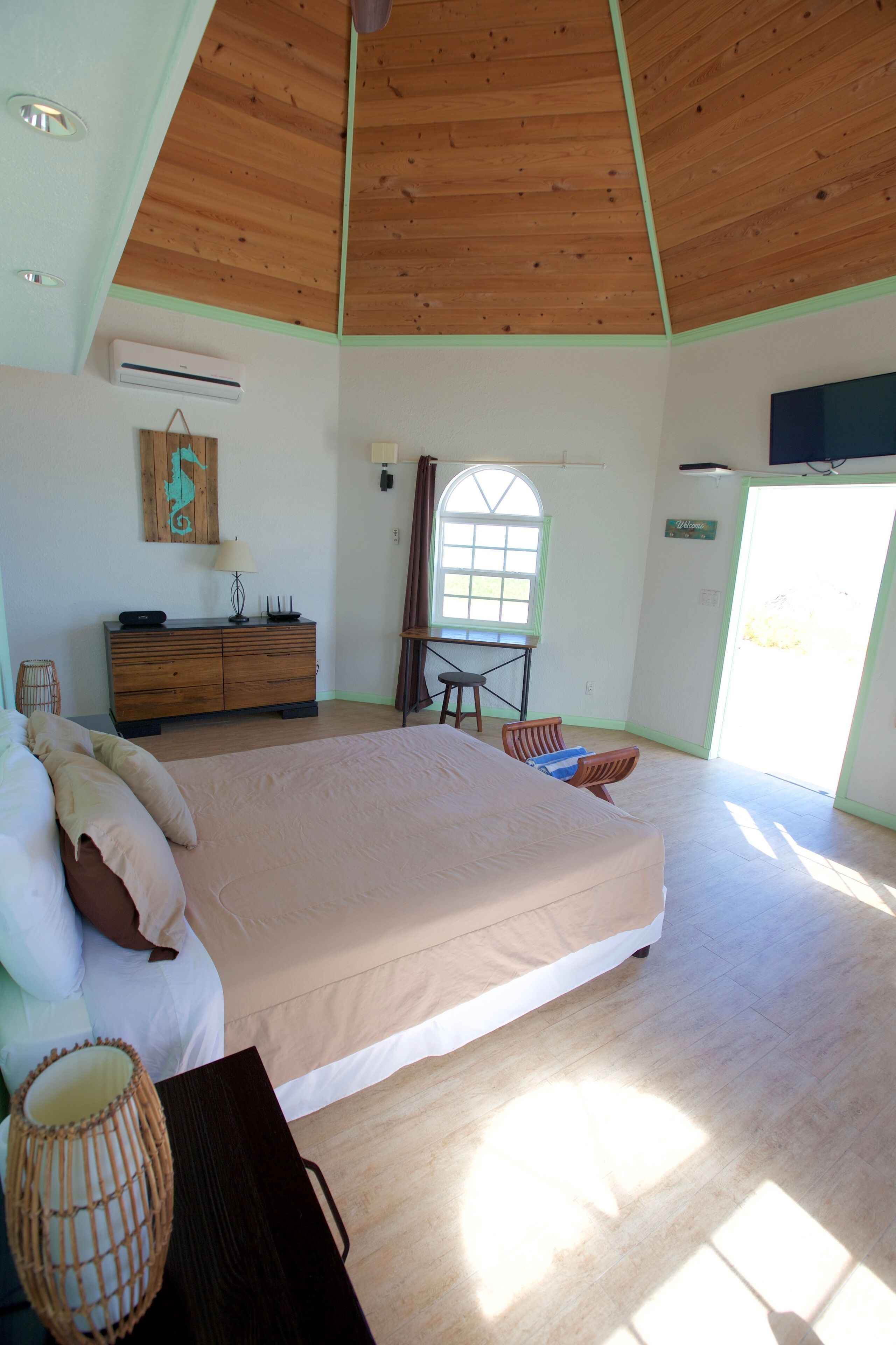 traditional double room, 1 queen bed, ocean view | 2 bedrooms, bed sheets