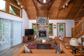 獨棟房屋, 多張床, 熱水浴缸 | 客廳 | 42-吋電視，提供有線頻道