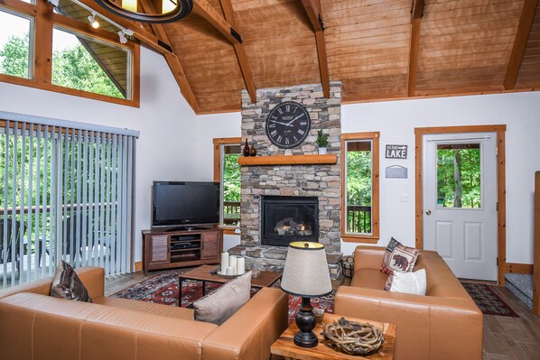 House, Multiple Beds, Hot Tub | Living room | 42-inch TV with cable channels - Howling Wolf Den (Oakland)